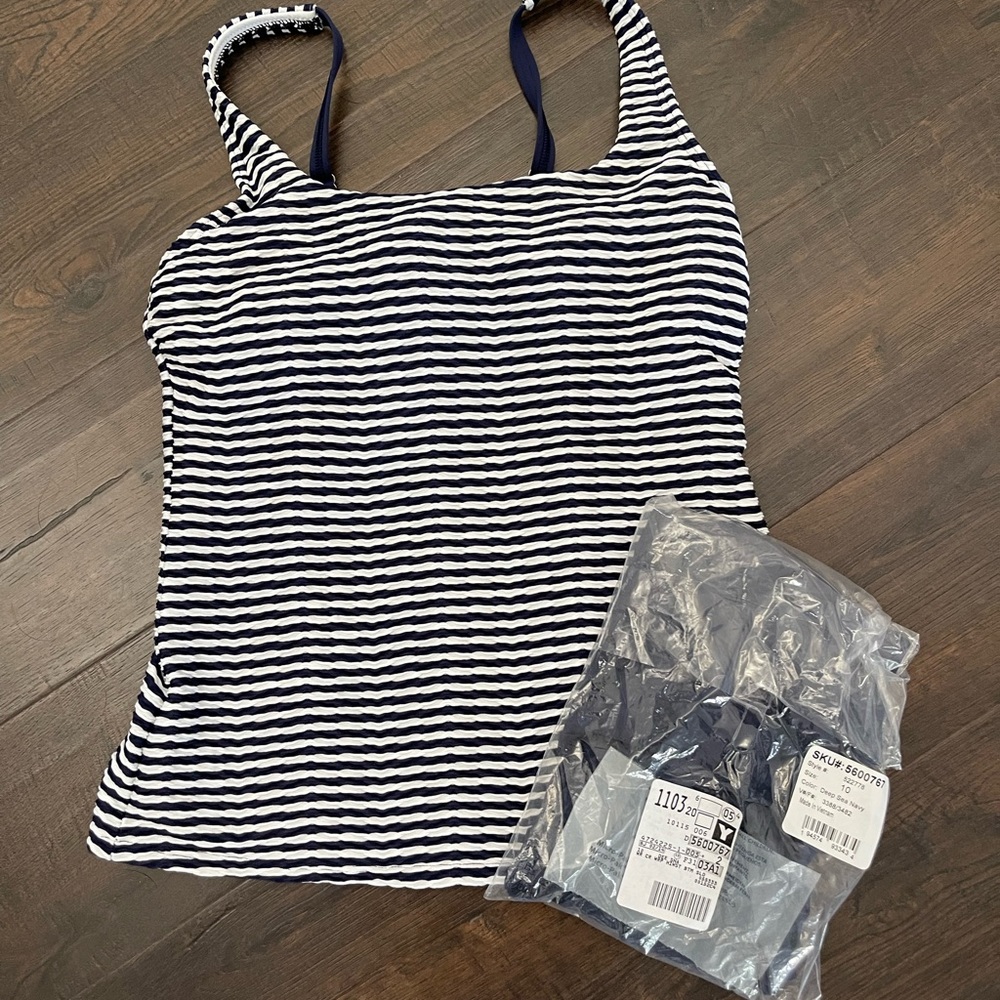 LANDS END 6 navy white swimsuit top tankini top, worn once and new bottoms 10